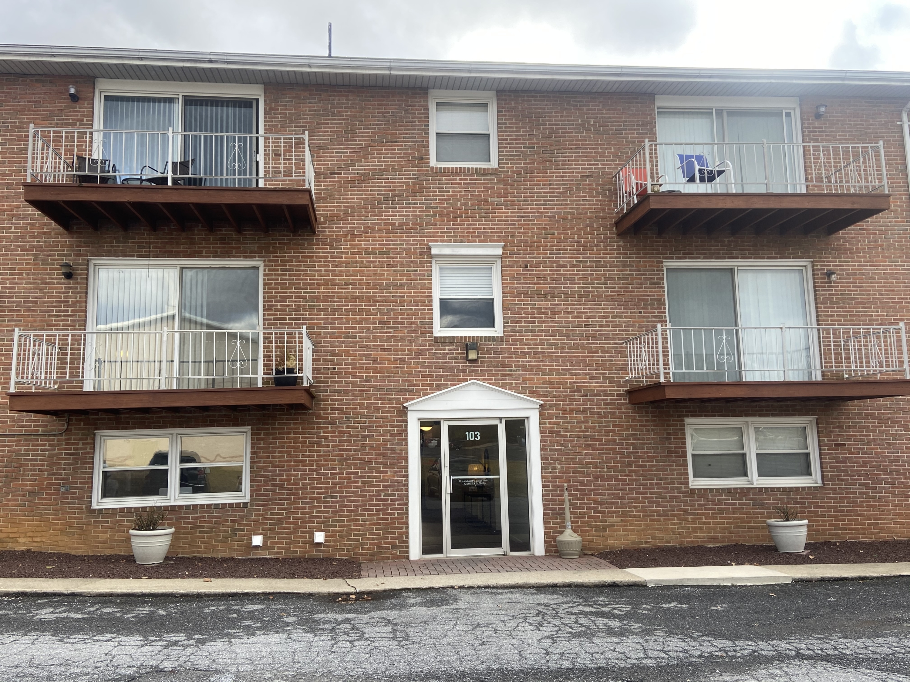 103 N. Edgewood Apt 7